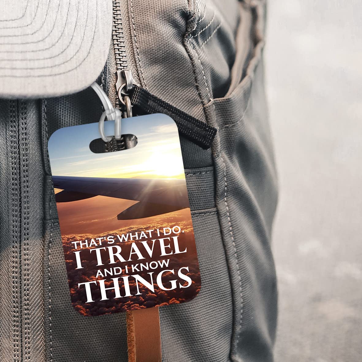 LT155 That's What I Do. I Travel and I Know Things Novelty Funny Unique Designer Gift Glossy Plastic Suitcase Luggage Tag